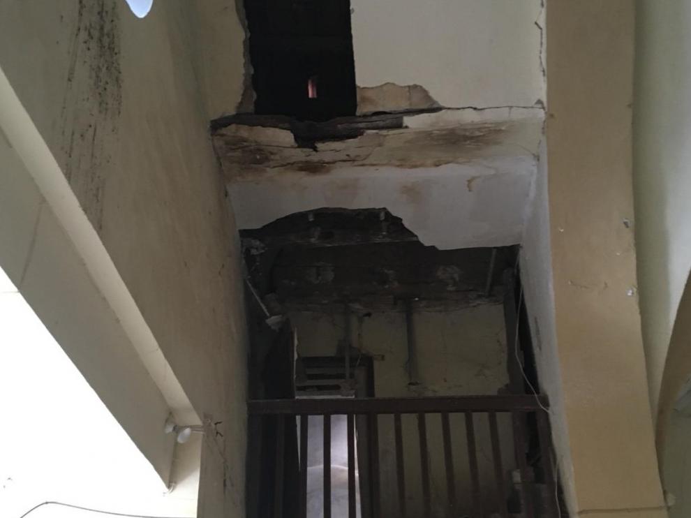 El edificio está lleno de grietas y desperfectos