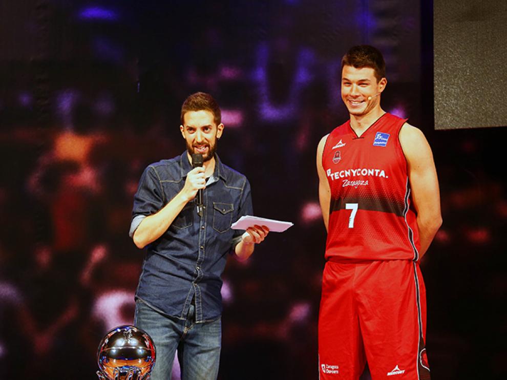 Barreiro junto al presentador David Broncano en la gala de la ACB.