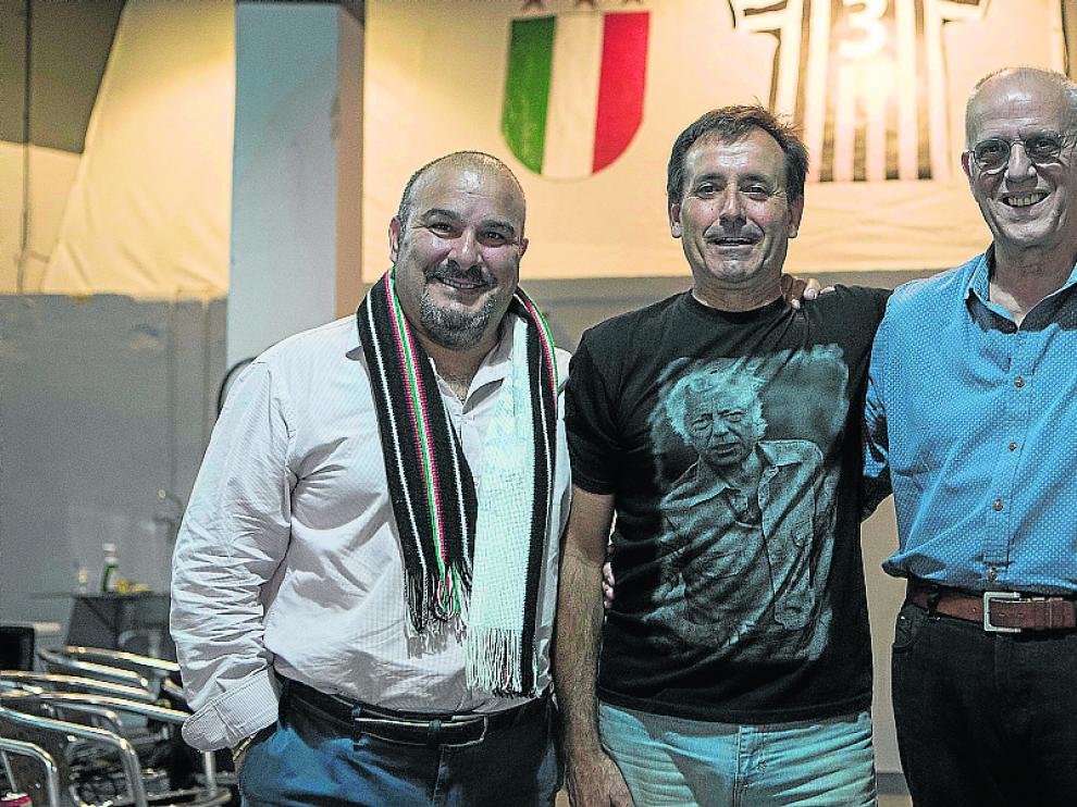 Francesco, Arróspide y Luis Cenis, preparados para ver a la Juventus en la sede de la peña.