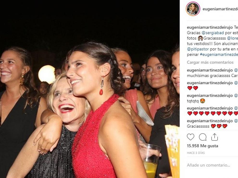 Madre e hija posan felices en la fiesta de puesta de largo.