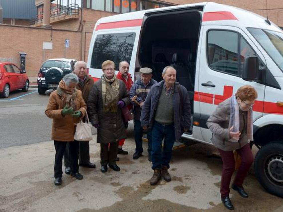 Usuarios del transporte adaptado de Cruz Roja de Alba y Santa Eulalia.