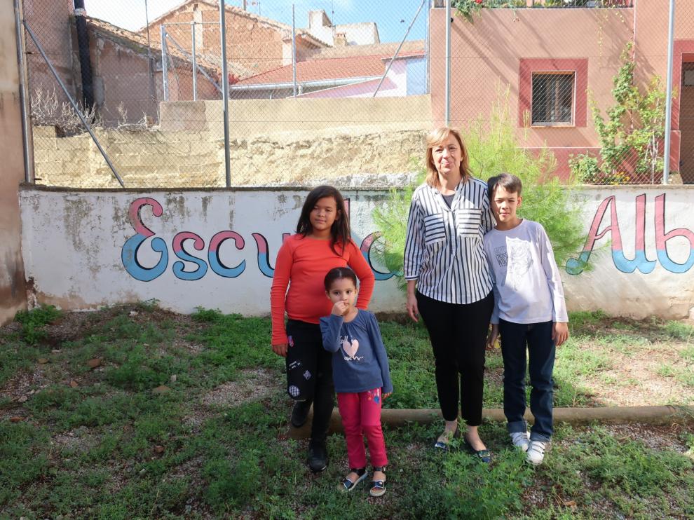 María Pilar, Khadija, la profesora Mariví y David, en el patio de la escuela de Alba.