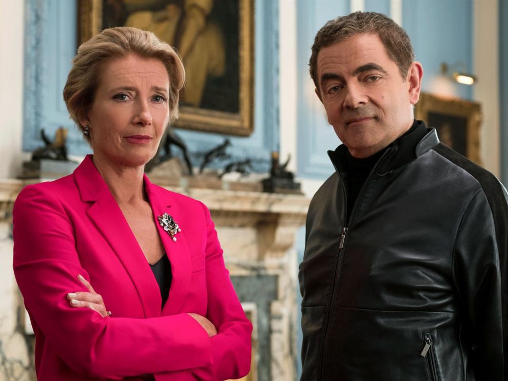 Rowan Atkinson, conocido por su papel de Mr. Bean, vuelve a parodiar a James Bond, acompañado por Emma Thompson.
