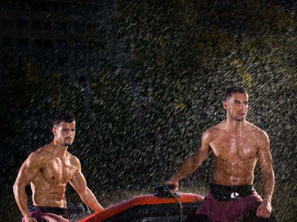 Una de las imágenes del calendario de bomberos.