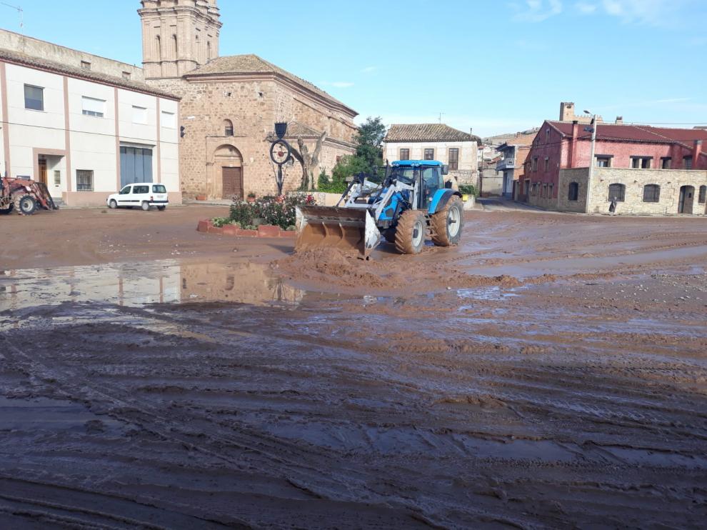 Un tractor retira el barro acumulado en la plaza de Alba este mismo jueves.