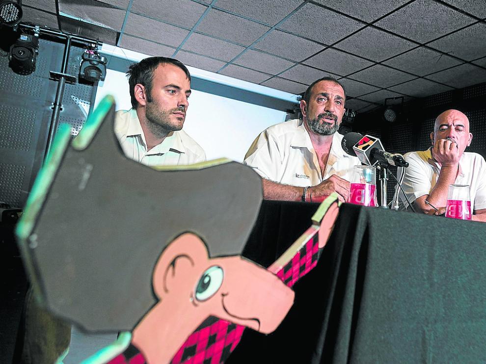 El presidente de la Federación Interpeñás, Braulio Cantera, en el centro, en una rueda de prensa.