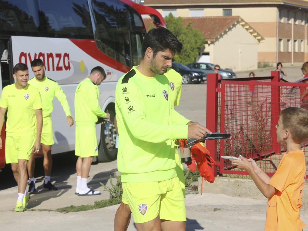 Gonzalo Melero atiende a un joven aficionado antes de comenzar una sesión de entrenamiento esta semana.