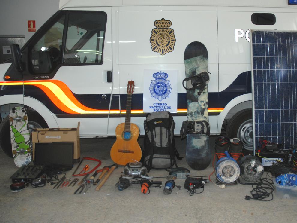 Objetos robados en casas de Teruel que el ladrón guardaba en su vehículo