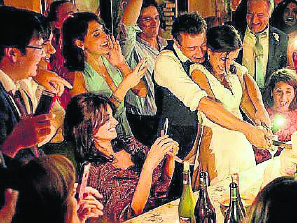 Escena de 'Todos lo saben' con vinos de Aragón.