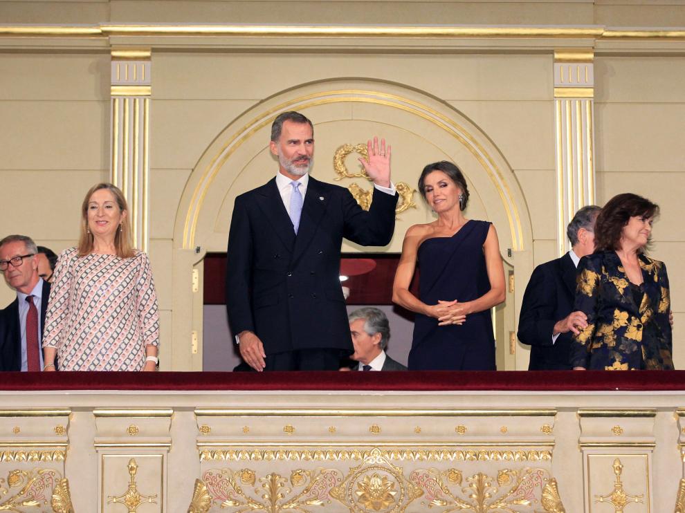 Los Reyes Felipe y Letizia junto a la presidenta del Congreso de los Diputados, Ana Pastor (i) y la vicepresidenta del Ejecutivo, Carmen Calvo (d), durante la inauguración de la inauguración de la temporada del Teatro Real, con "Fausto" de Charle Gounod en una producción con la Nationale Opera &Ballet de Ámsterdam.