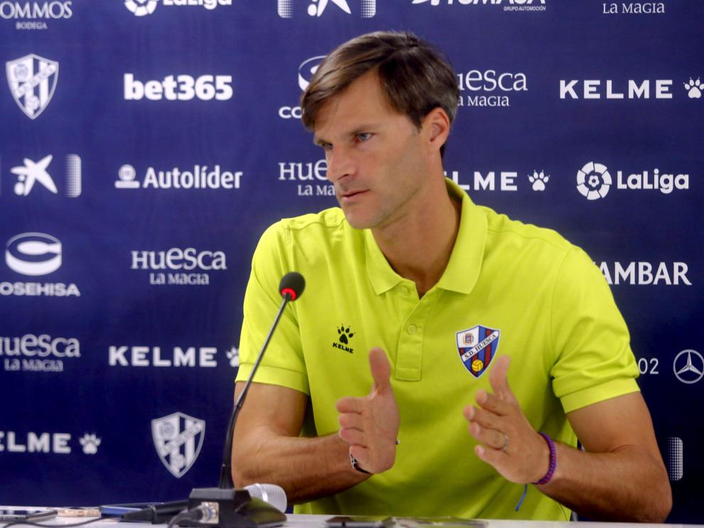 El técnico del Huesca, Leo Franco, durante la comparecencia de este jueves ante los medios celebrada en la nueva sala de prensa de El Alcoraz.