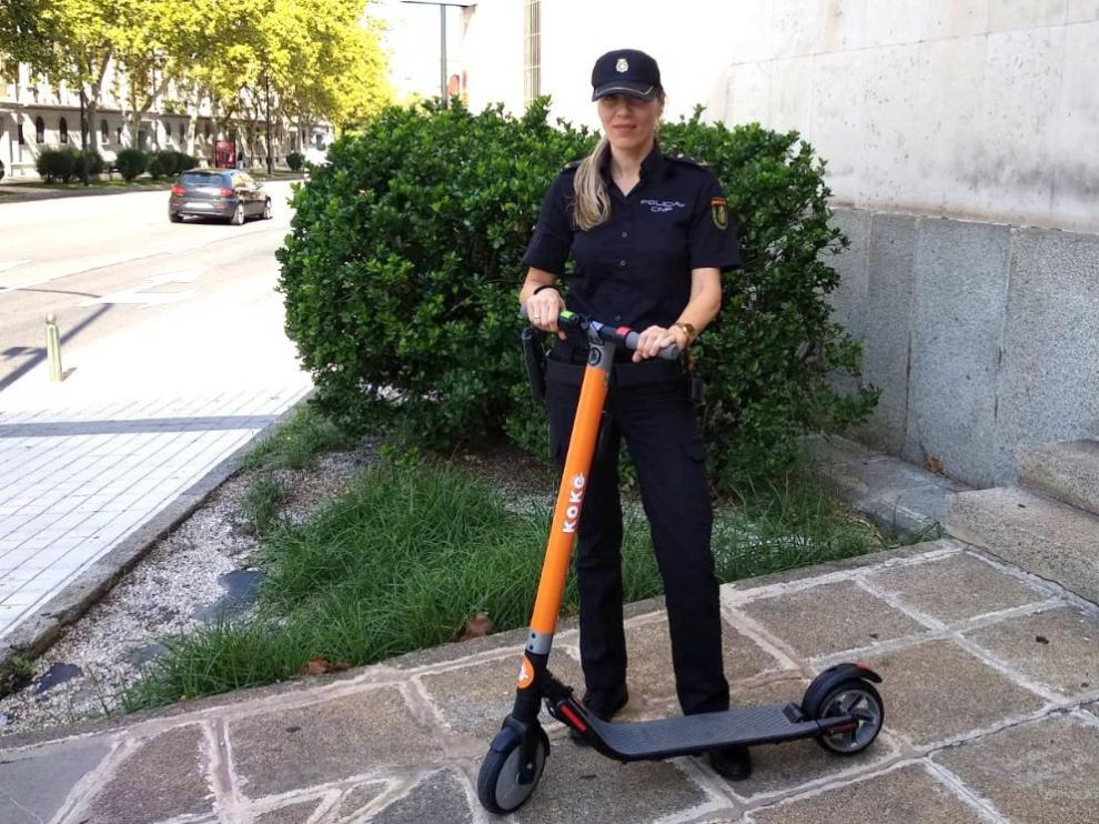 Una agente de la Policía Nacional de Zaragoza, tras recuperar un patinete robado.