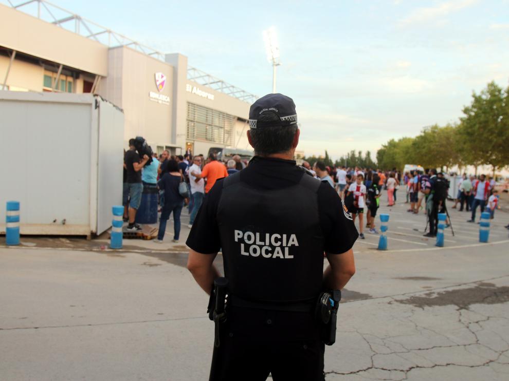Un agente de la Policía Local de Huesca junto a campo de El Alcoraz el 14 de septiembre.
