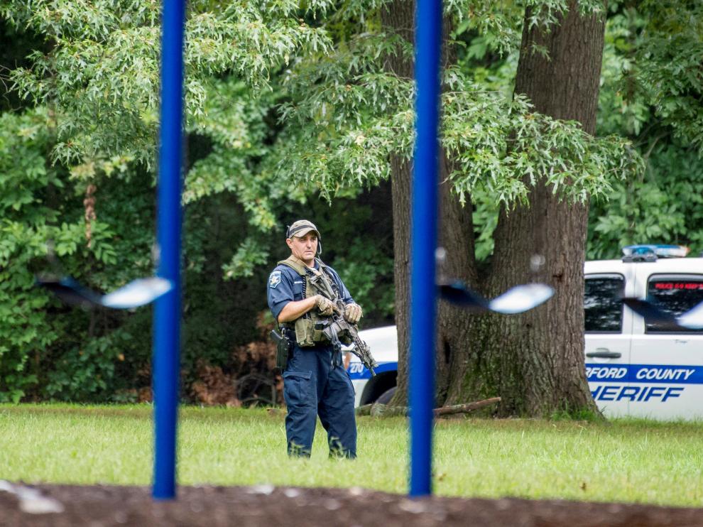 Agentes del FBI permanecen en el lugar donde se produjo el tiroteo, en Maryland (Estados Unidos).