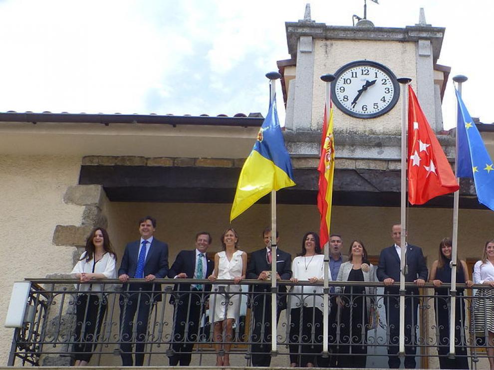 Concejales de Juntos por Torrelodones en el balcón de la Alcaldía el día de la investidura en 2015.