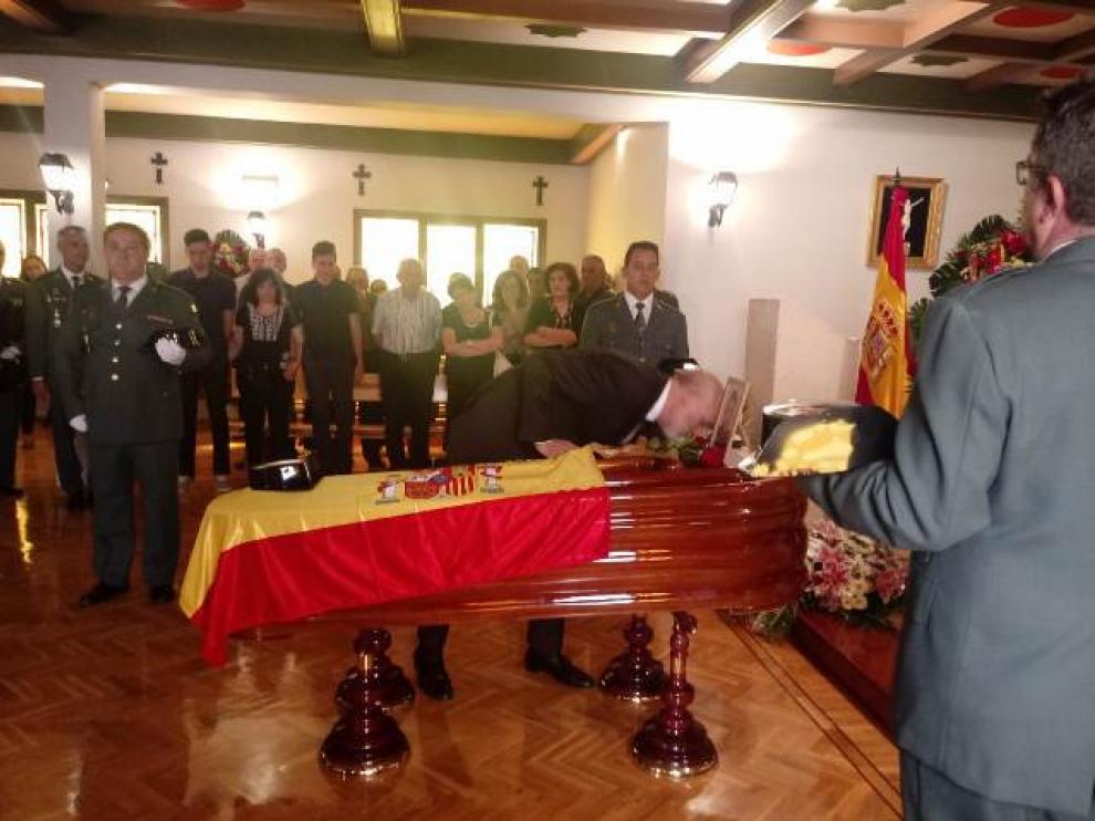 El director general de la Guardia Civil, Félix Azón, ha condecorado a título póstumo con la Cruz de la Orden del Mérito del Cuerpo al sargento fallecido este jueves en un accidente de tráfico.