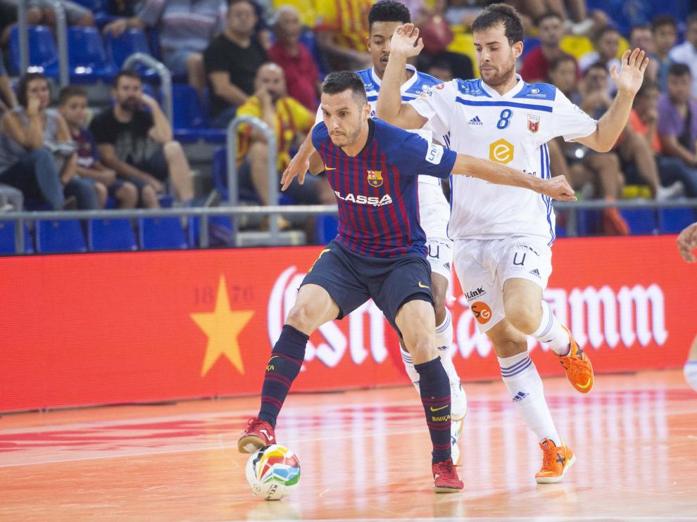 Richi Felipe (8) intenta cortar la jugada del rival