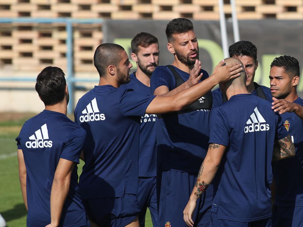 Varios jugadores bromean con Pombo durante el entrenamiento de este viernes en la Ciudad Deportiva.