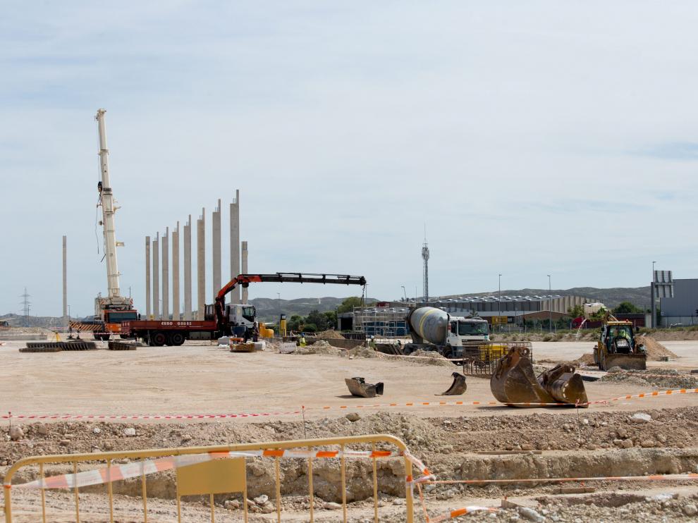 Grandes grúas montan la estructura metálica de la macronave de Llorens, junto a Decathlon.