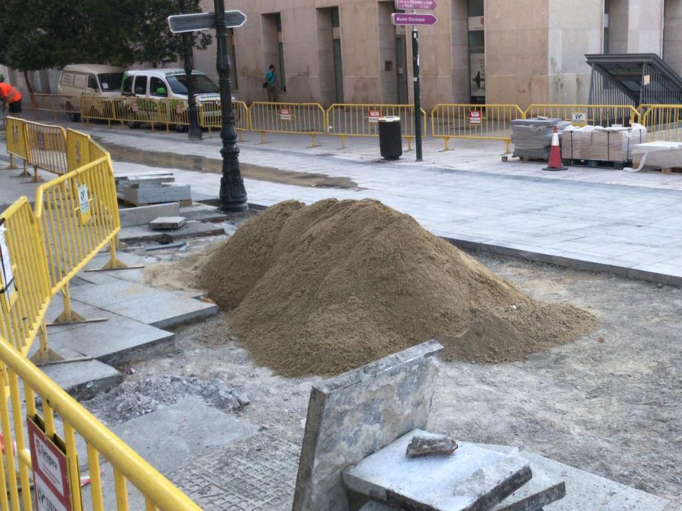 Parón en las obras de Don Jaime por falta de baldosas