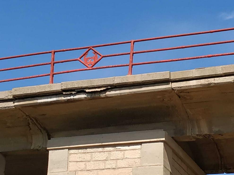 El puente de la carretera A-1105 en Gelsa presenta un trazado deteriorado y estrecho.