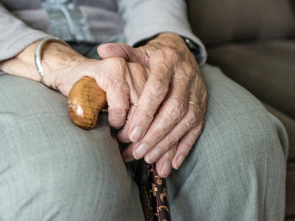 Manos de una mujer anciana, los más afectados por la enfermedad del párkinson.