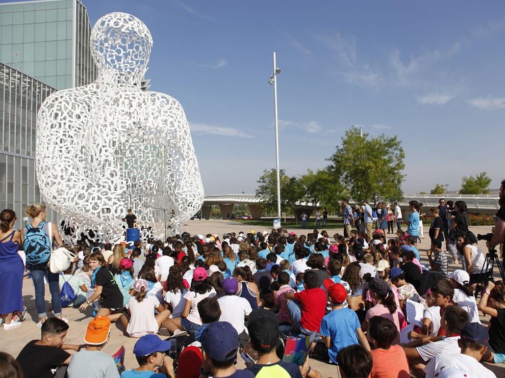 Los participantes de 'Hackea el espacio', alrededor de la escultura 'el Alma del Ebro'.