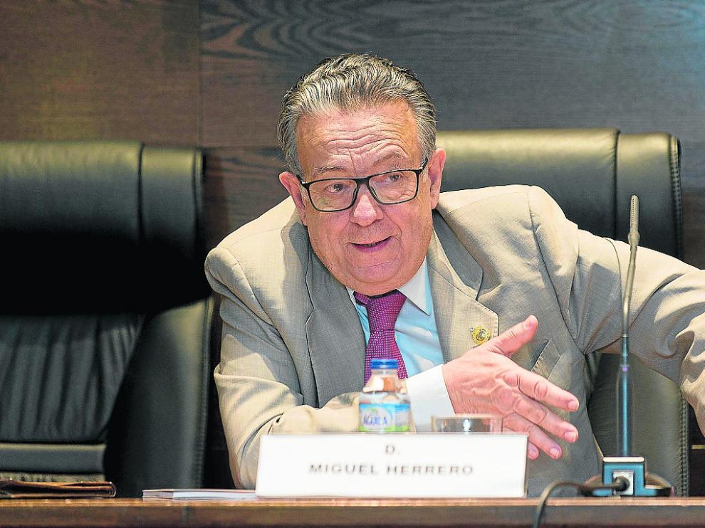 Miguel Herrero y Rodríguez de Miñón, ayer, durante la conferencia en el Colegio de Abogados.