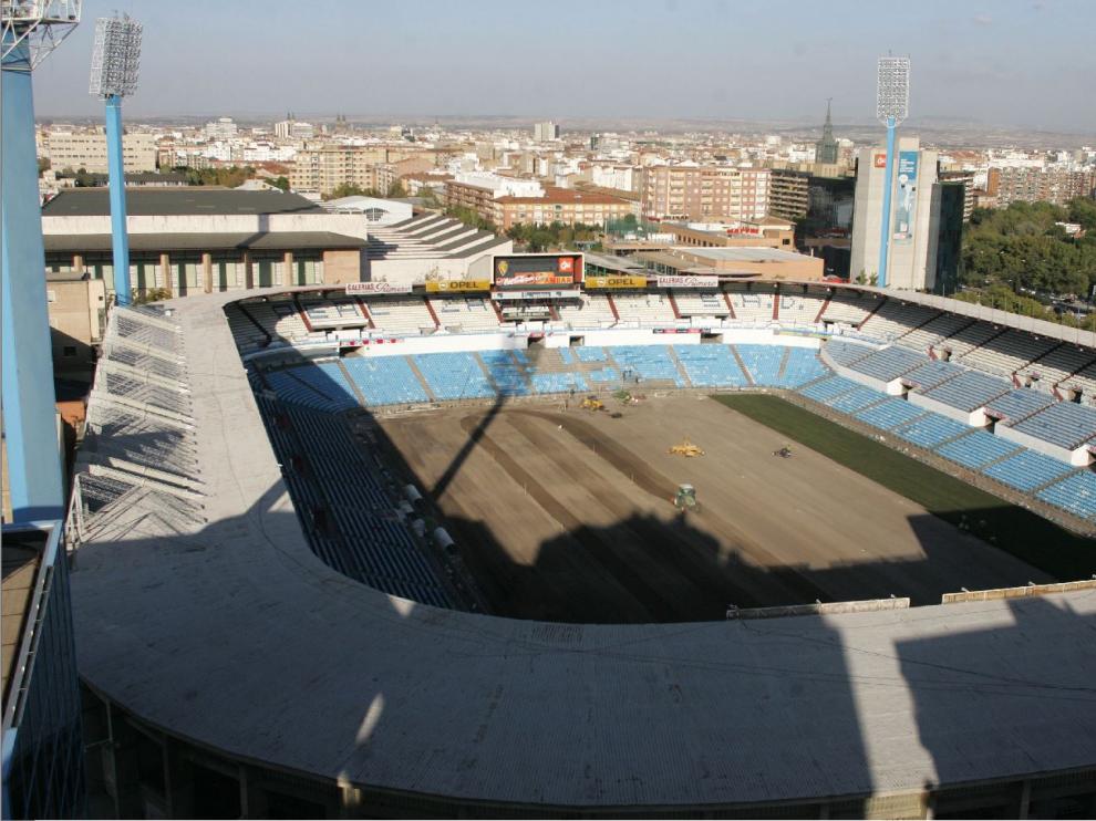 Imagen del último cambio de césped que se hizo en La Romareda, en octubre de 2007, hace 11 años, tras un concierto de Héroes del Silencio en las fiestas del Pilar. Estos trabajos se repetirán a partir de esta noche, cuando concluya el partido ante el Lugo.