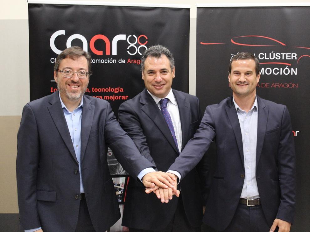 David Romeral, Benito Tesier y Diego Alierta, nuevo vicepresidente de Pymes del CAAR, durante la presentación de la II Noche del Clúster de Automoción de Aragón celebrada esta mañana en Zaragoza.