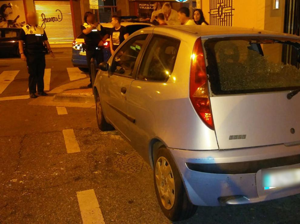 Coche afectado por los cristales en la calle de Hilarión Eslava, en Las Delicias