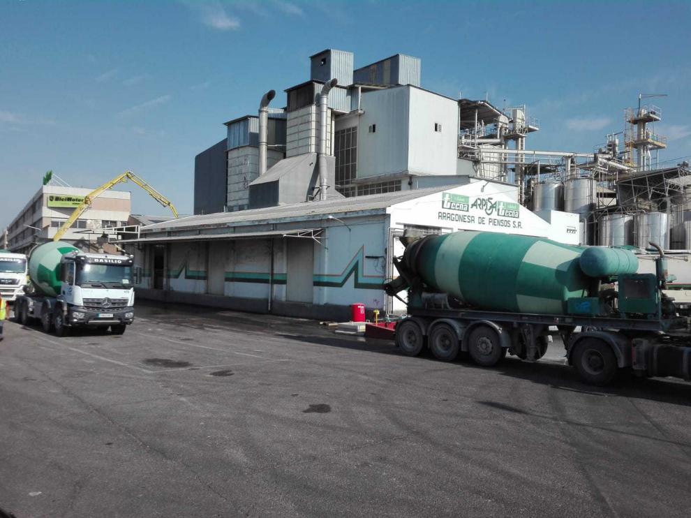 La rotura de la tubería se ha producido bajo una de las vías de acceso a la nave de la empresa Arpisa
