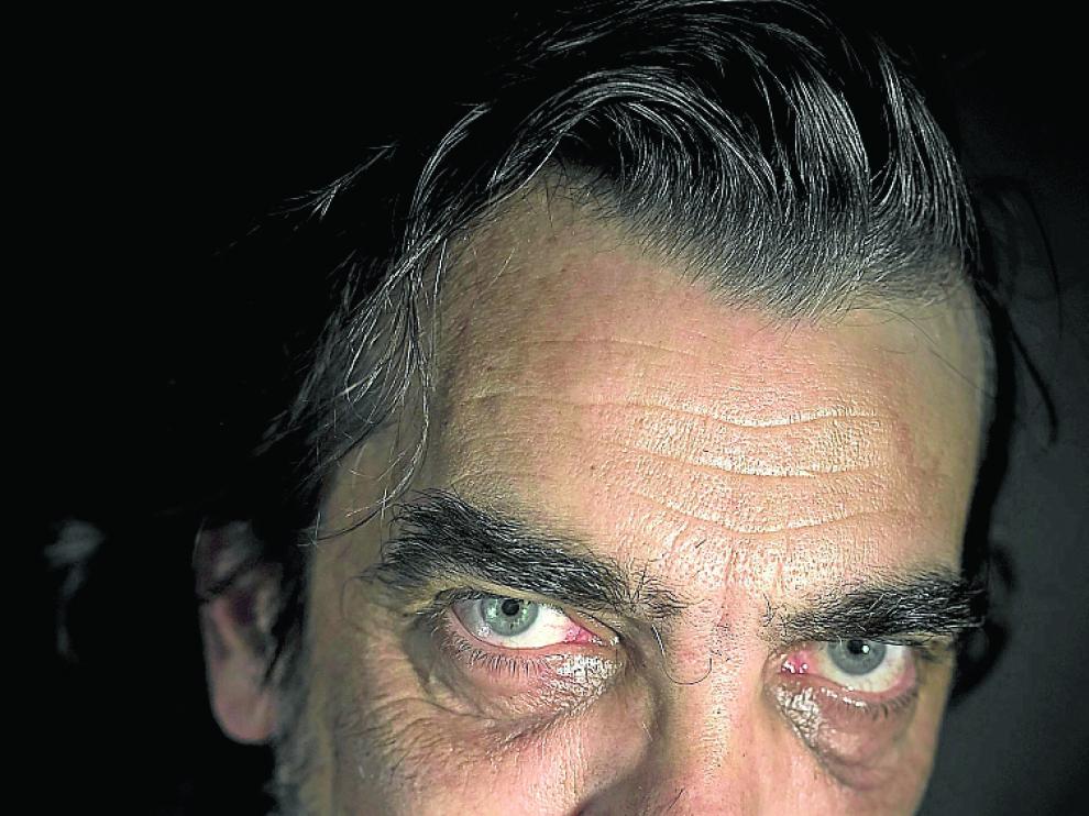 El rostro intenso de un cómico apasionado.