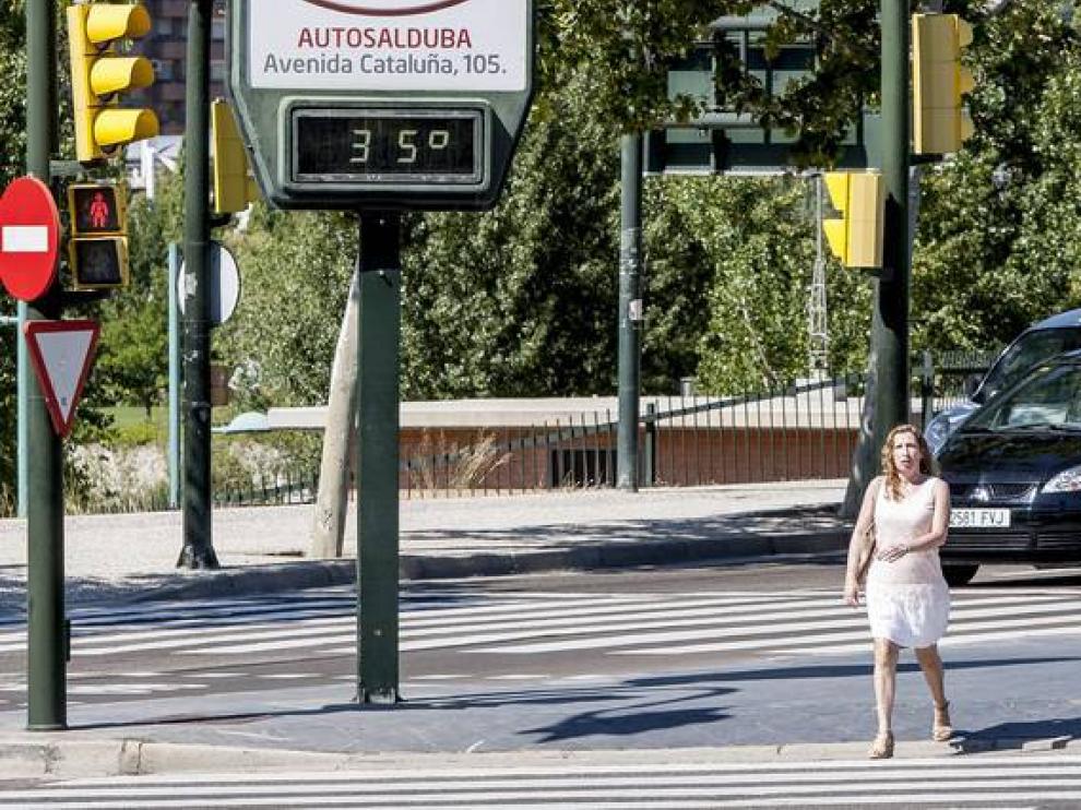 Imagen de archivo de una jornada calurosa en Zaragoza.