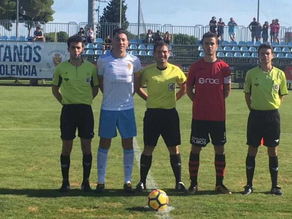 Imagen de los dos capitanes con el trío arbitral