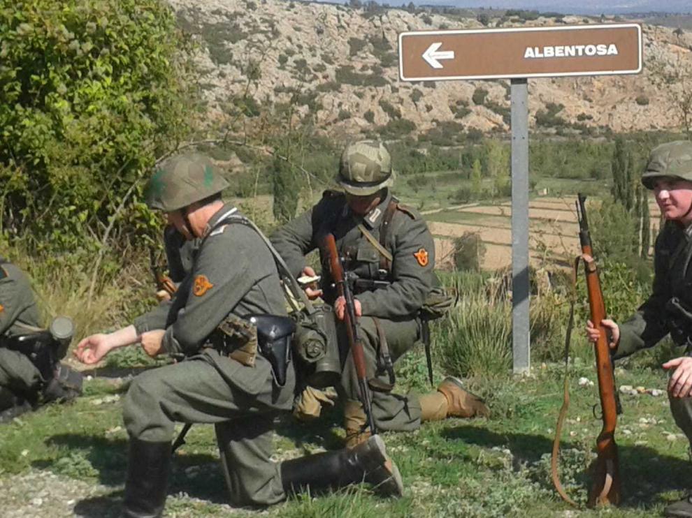 Recreacionistas que encarnan a las tropas alemanas, junto al cartel indicativo de  Albentosa.