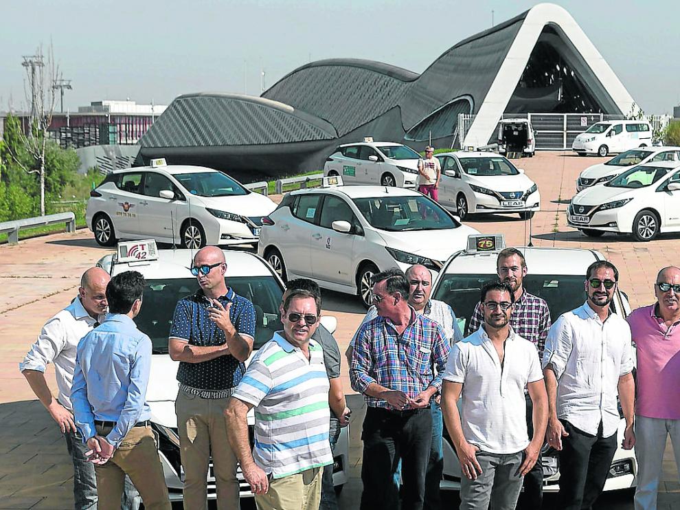 Los taxistas de Zaragoza, con sus nuevos Nissan Leaf y Nissan e-NV200, junto a la Expo.