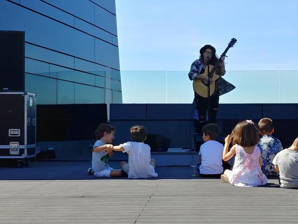 La zaragozana Eva McBel canta en el estreno del 'pop-up bar' instalado en la azotea del IAACC Pablo Serrano de Zaragoza, este sábdo.