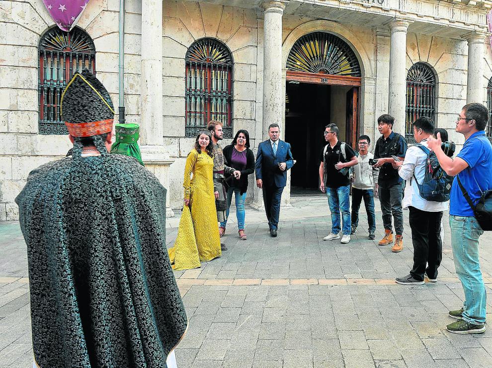 Los periodistas chinos toman fotos de los actores de Las Bodas de Isabel, encabezados por los interpretes de los Amantes.