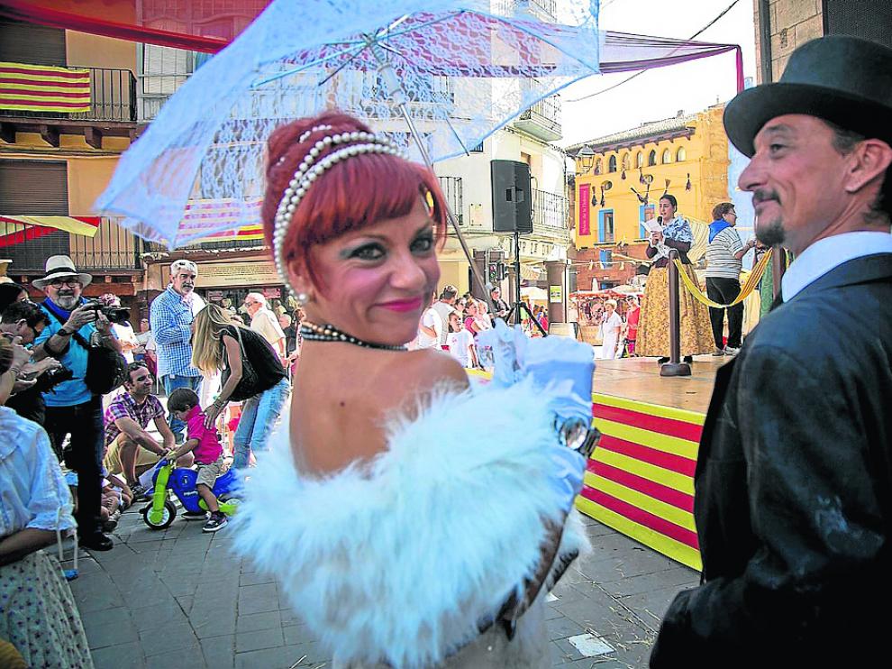 Una pareja de bilbilitanos ataviados con trajes de la época en la plaza de España de Calatayud.