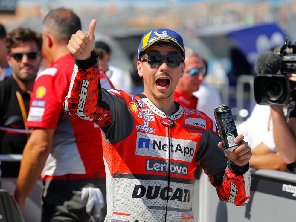 Lorenzo celebra su pole en Motorland.