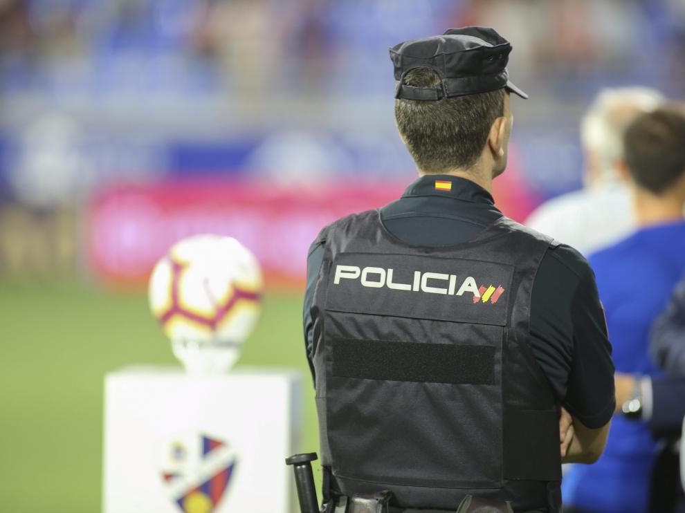 Un agente de la Policía Nacional, en el operativo de seguridad del partido entre la SD Huesca y la Real Sociedad
