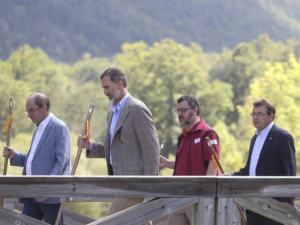 El presidente de Aragón, Javier Lambán, el rey Felipe VI, el director del parque, Manuel Montes, y el alcalde de Torla, Miguel Villacampa, durante su paseo por Ordesa