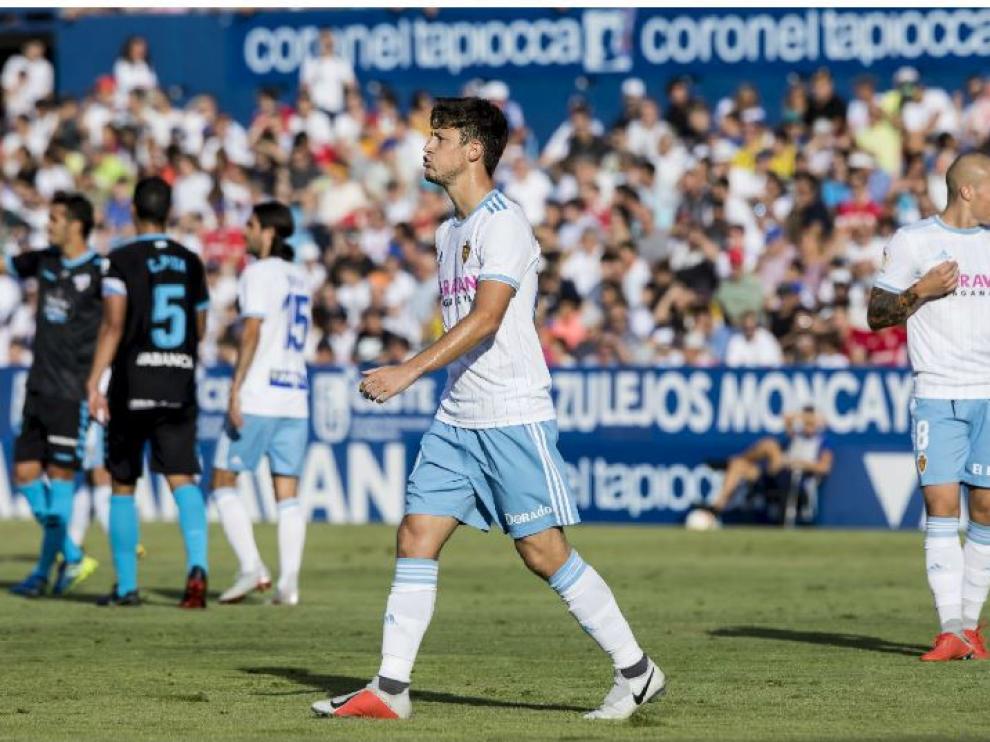 Gual y Pombo, en un pasaje del partido último ante el Lugo; a la dcha. los jugadores del Albacete celebran uno de los goles con los que ganaron 1-3 en Mallorca este domingo, para ponerse en el puesto 3º de la tabla.