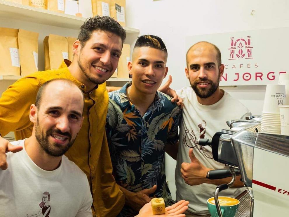 El ganador del campeonato (de amarillo) con otros participantes.