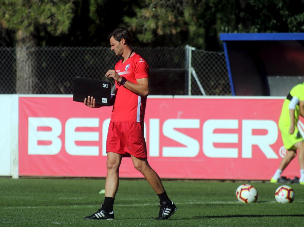 El técnico del Huesca, Leo Franco, examina sus anotaciones durante el entrenamiento de este domingo en el IES Pirámide.