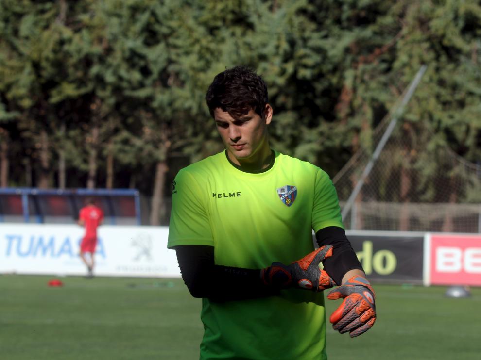 Axel Werner durante el entrenamiento que ha desarrollado el Huesca este domingo en el IES Pirámide.