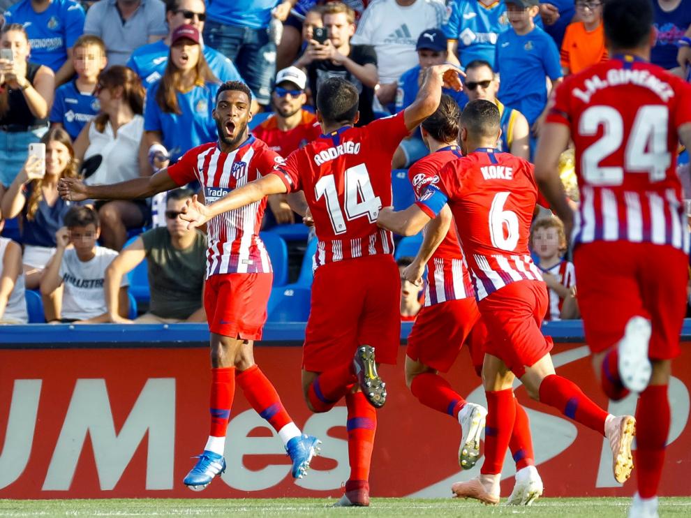 Varios futbolistas del Atlético celebran uno de los dos tantos que marcó en Getafe, ambos obra de Lemar.