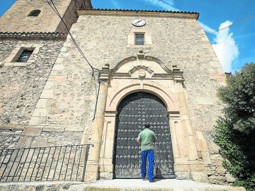 Retablo de la Virgen de los Ángeles en la parroquia.