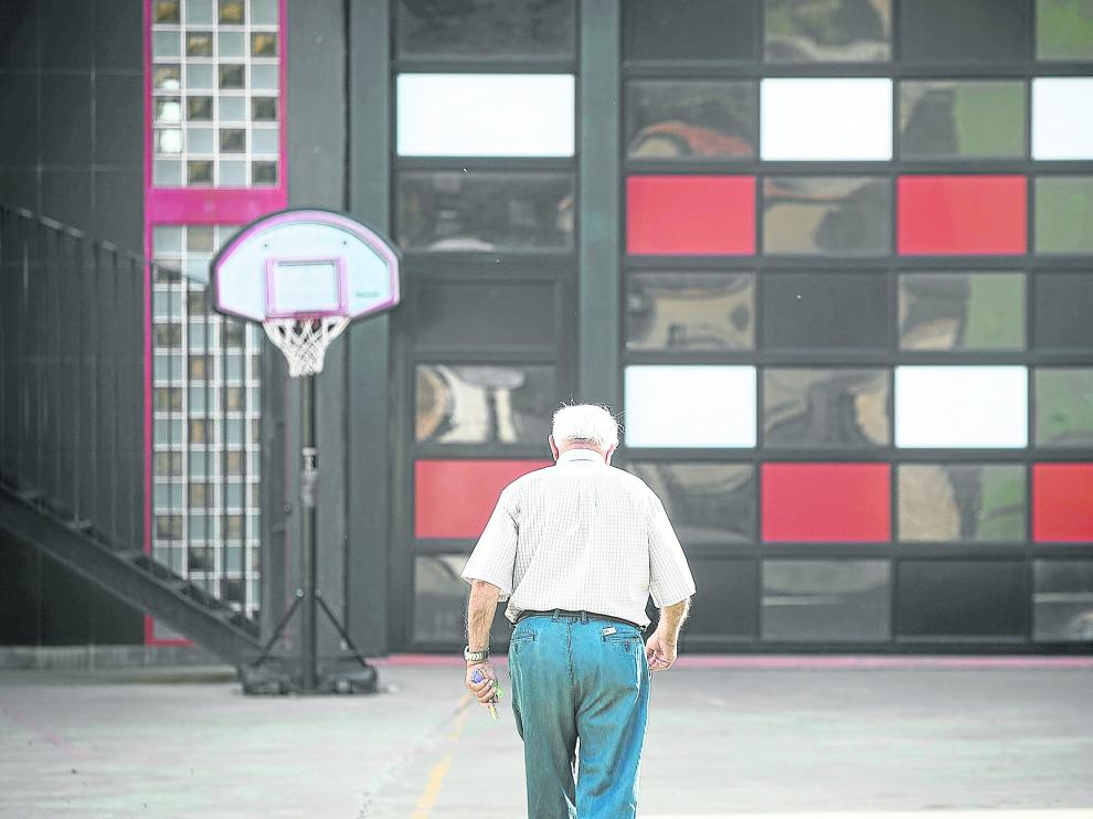 Víctor Esteban, teniente de alcalde del municipio, camina hacia la espectacular puerta del pabellón local .